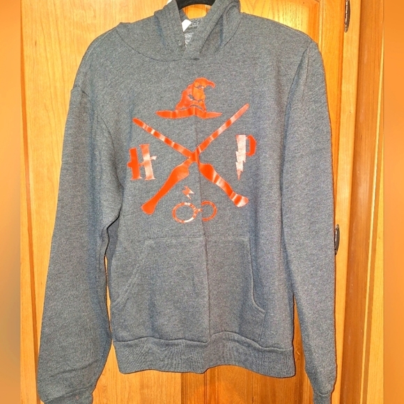 A Bella-Canvas Harry Potter Quidditch hoodie. Grey with red design.  Mens Large - Picture 1 of 7